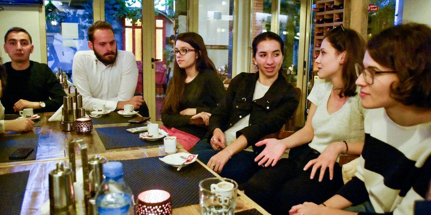 På kaféet E Jona i Tirana diskuterar Marash Logu, Kristi Cina, Melina Didani, Kristina Doko, Anxhela Kosta och Alba Brojka framtiden för Albanien.