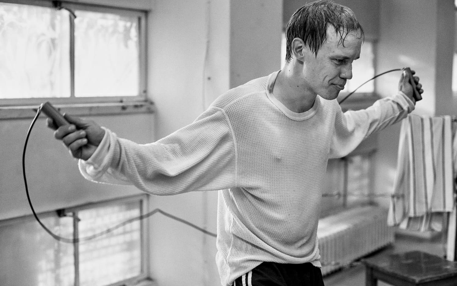 Träning. Jarkko Lahti i rollen som Olli Mäki i Juho Kuosmanens långfilmsdebut, som hyllades redan i Cannes förra året. Bild: Folkets bio