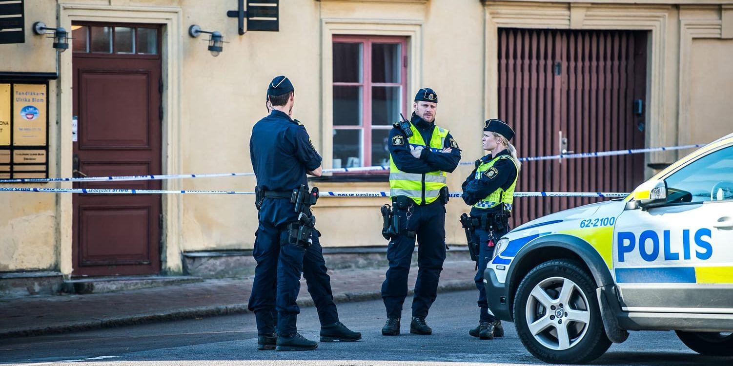 Ett misstänkt farligt föremål hittades tio meter från Karlskronas polishus, men det visade sig vara ett tält.