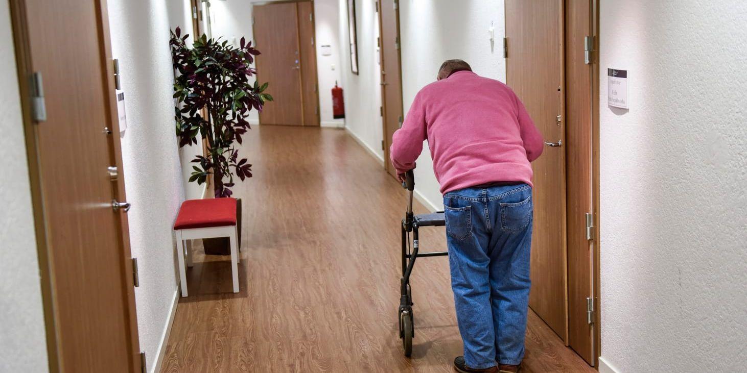 De äldre fler och sjukare, vilket kommer att kräva att många fler jobbar inom äldreomsorgen. Men det är svårt att rekrytera och behålla personal. Bilden är från äldreboendet La Casa i Hägersten i Stockholm.
