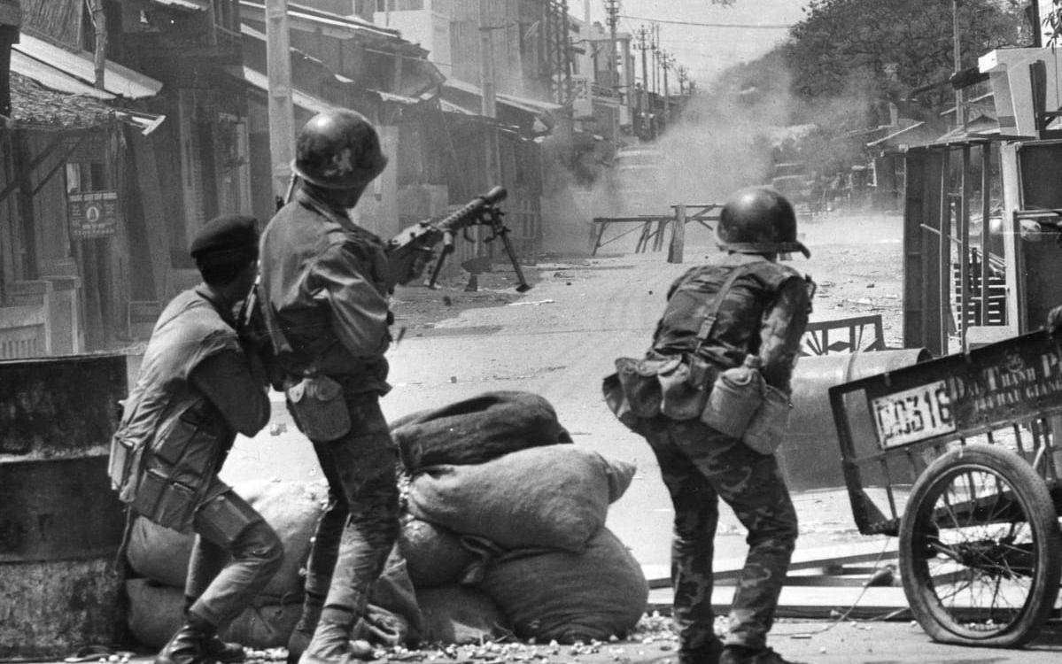 Sydvietnamesiska soldater avfyrar sina automatvapen mot FNL-förband i Saigon under Tetoffensiven, 7 februari 1968. Arkivbild
