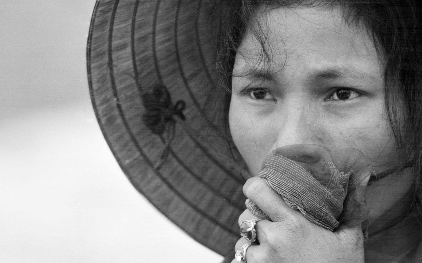 Den vietnamesiska civilbefolkningen led oerhört under Vietnamkriget. När kommunisterna intog den gamla kejsarstaden Hue avrättades minst 2800 så kallade "folkfiender". Kvinnan på bilden stirrar på en massgrav där offren grävts fram. Arkivbild
