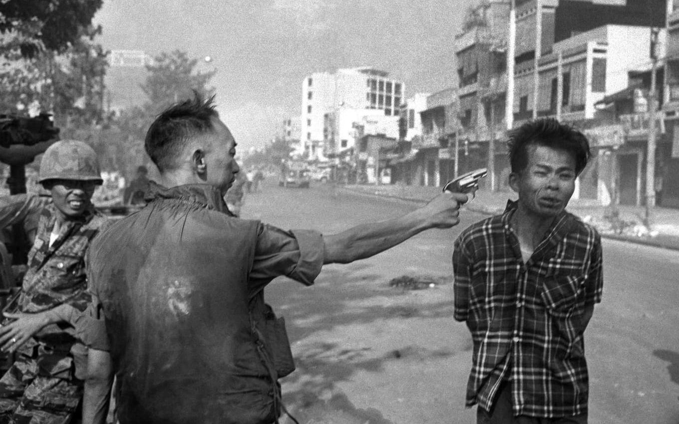 Den sydvietnamesiske polischefen Nguyen Loan avrättar en FNL-fånge på öppen gata i Saigon, 1 februari 1968. Dödsskjutningen var en direkt hämnd på fången för att denne hade mördat hustrun och sex barn till en sydvietnamesisk officer. Arkivbild
