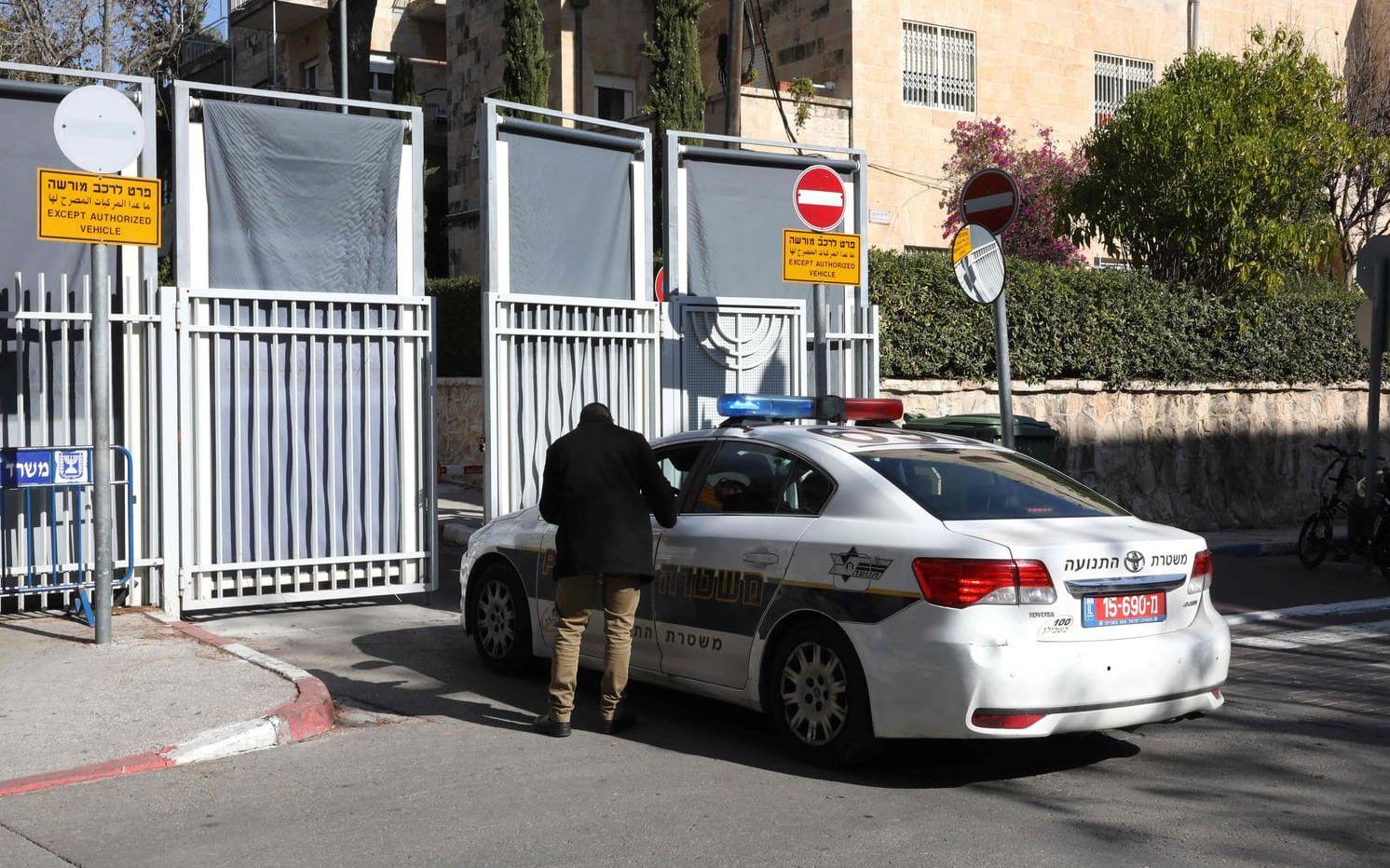 Här åker polisen in till Netanyahus bostad för att hålla förhör. Bild: AFP