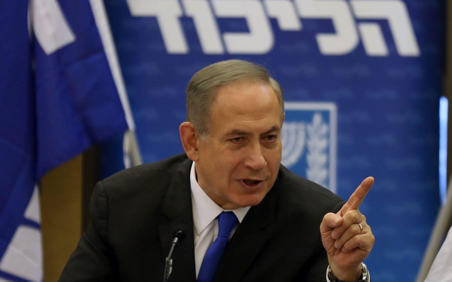 Netanyahu under ett möte i Knesset där han nekar till anklagelserna. Bild: AFP