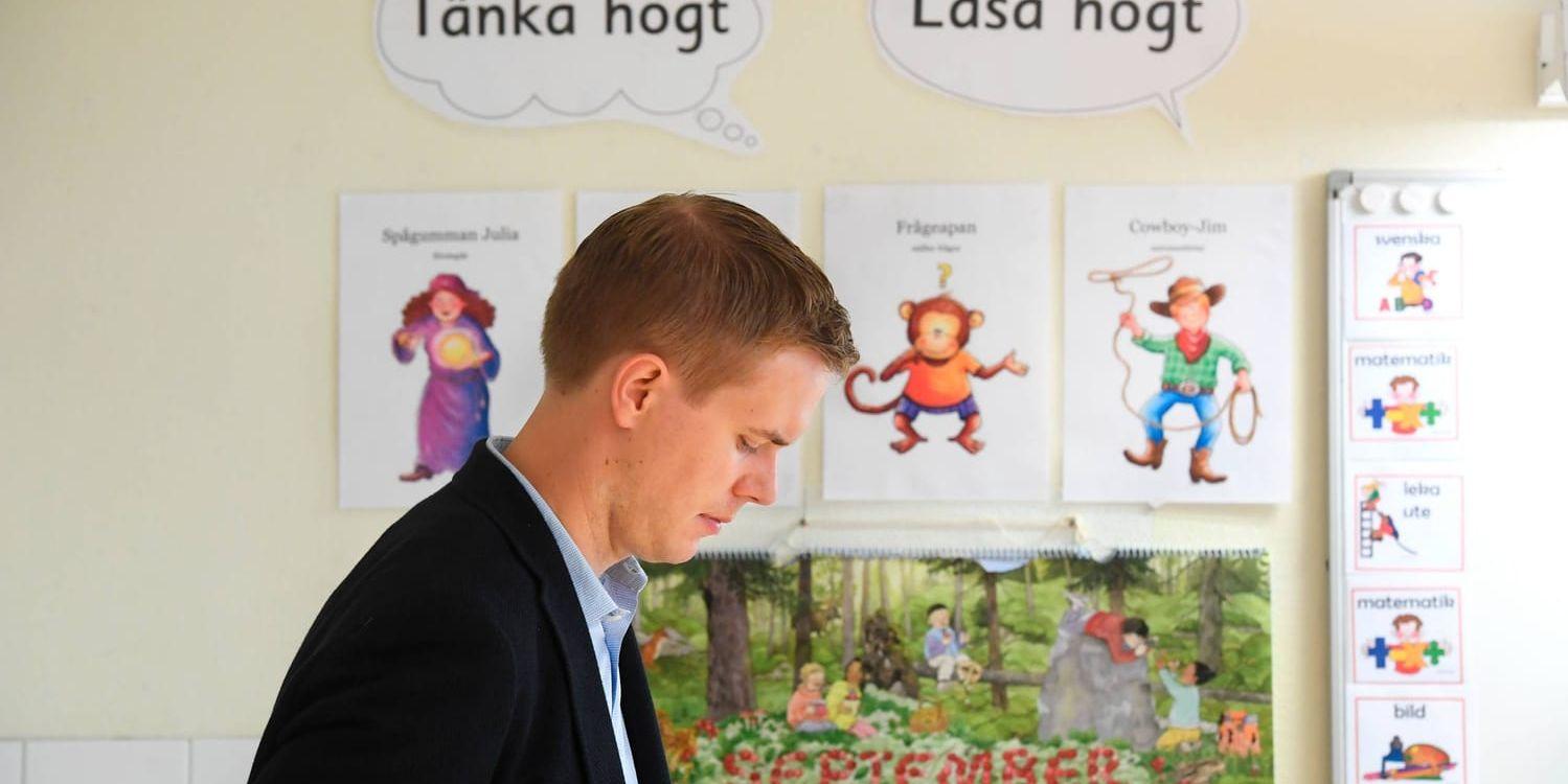 Utbildningsminister Gustav Fridolin (MP) besökte Grönkullaskolan i Sundbyberg under tisdagen och tog emot utredningen om en läsa-skriva-räkna-garanti. Arkivbild.