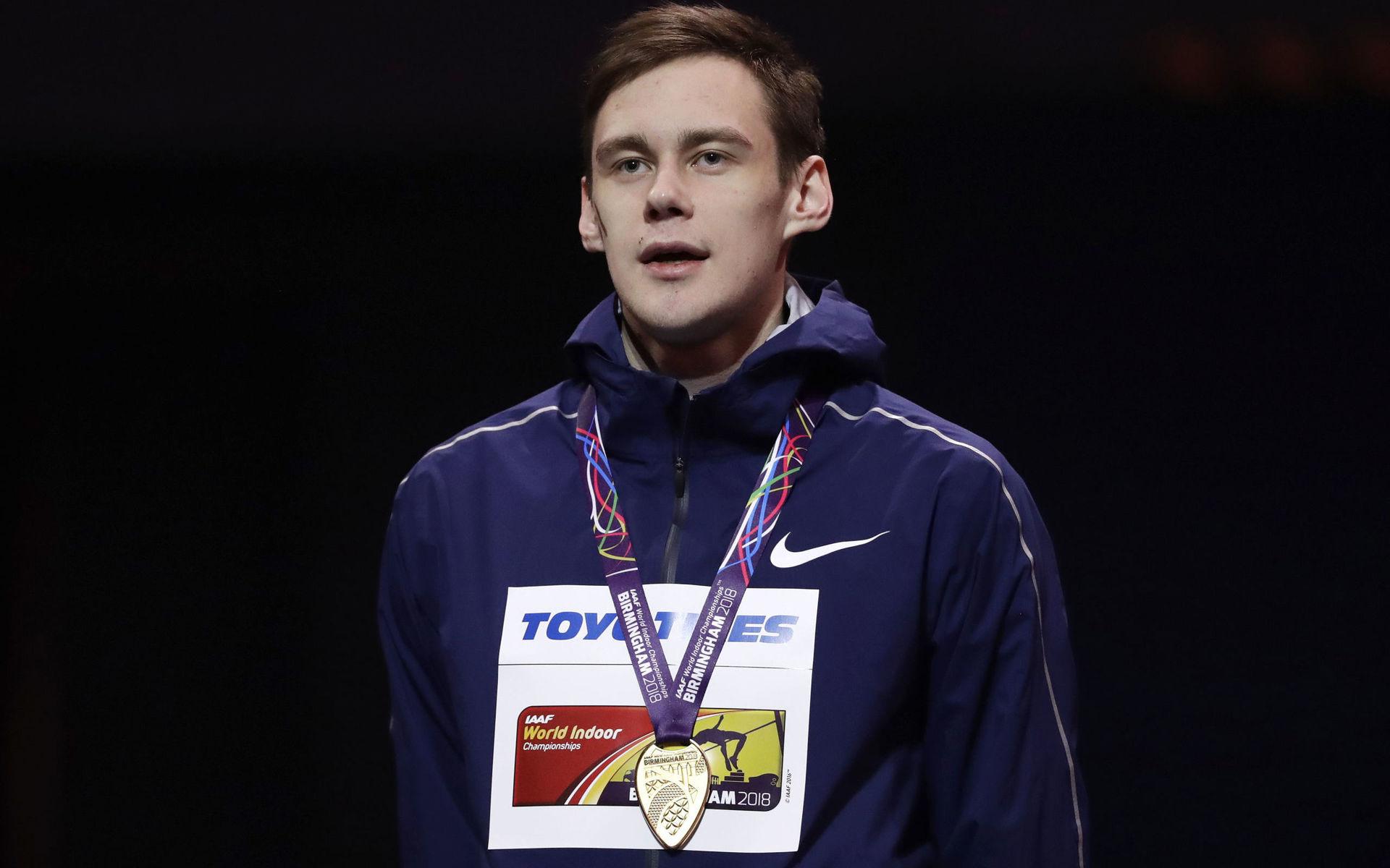 Ryssen Danil Lysenko med sitt guld från inomhus-VM 2018.