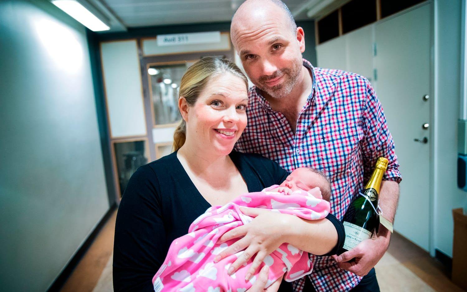 Sofia Nierings och Karl Ekströms dotter blev den först födda bebisen i Göteborg 2018. Men i familjens syskonskara får hon nöja sig med tredjeplatsen. 