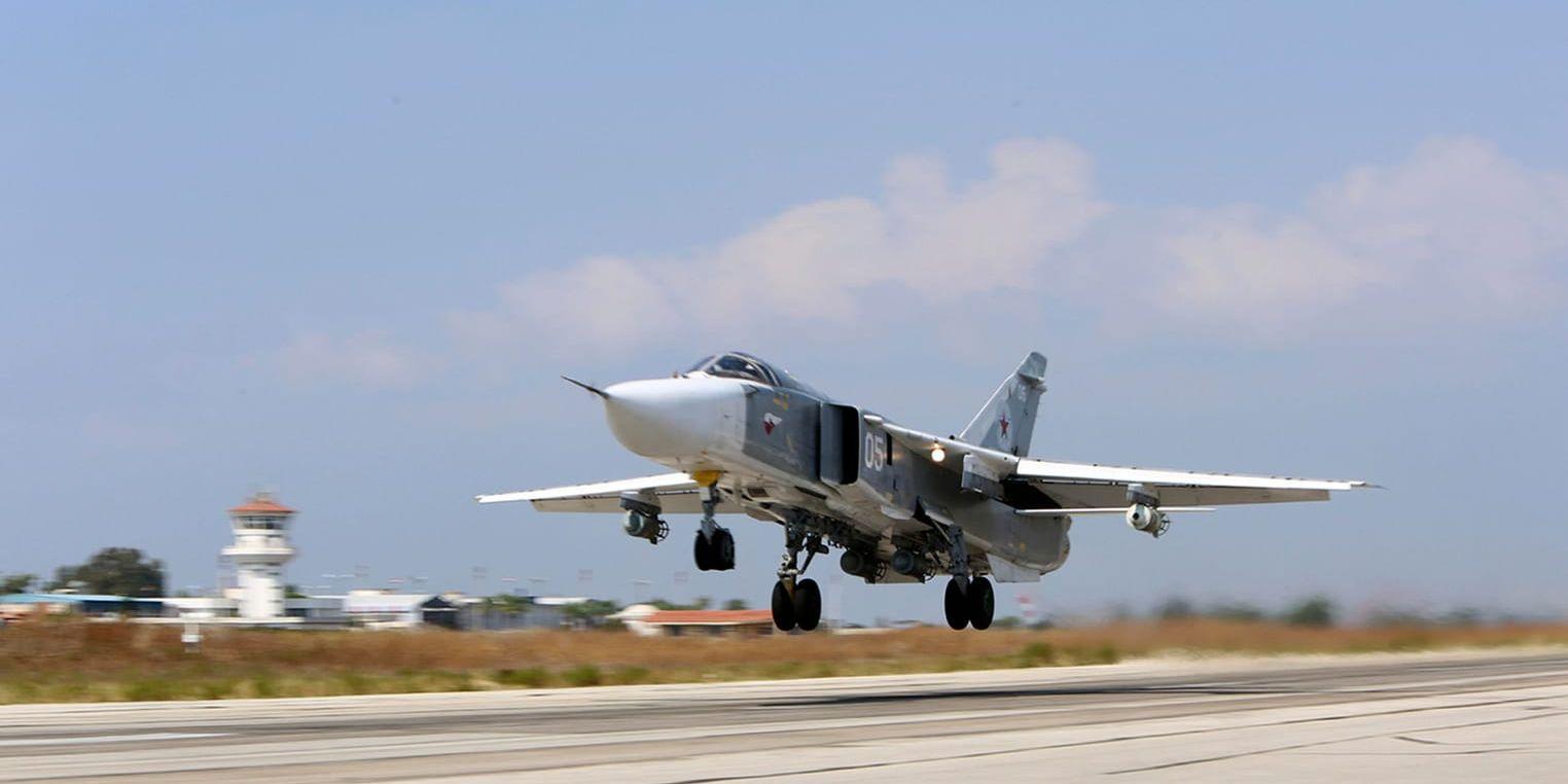 Ett ryskt stridsflygplan landar på en bas i Syrien efter ett stridsuppdrag. Arkivbild.