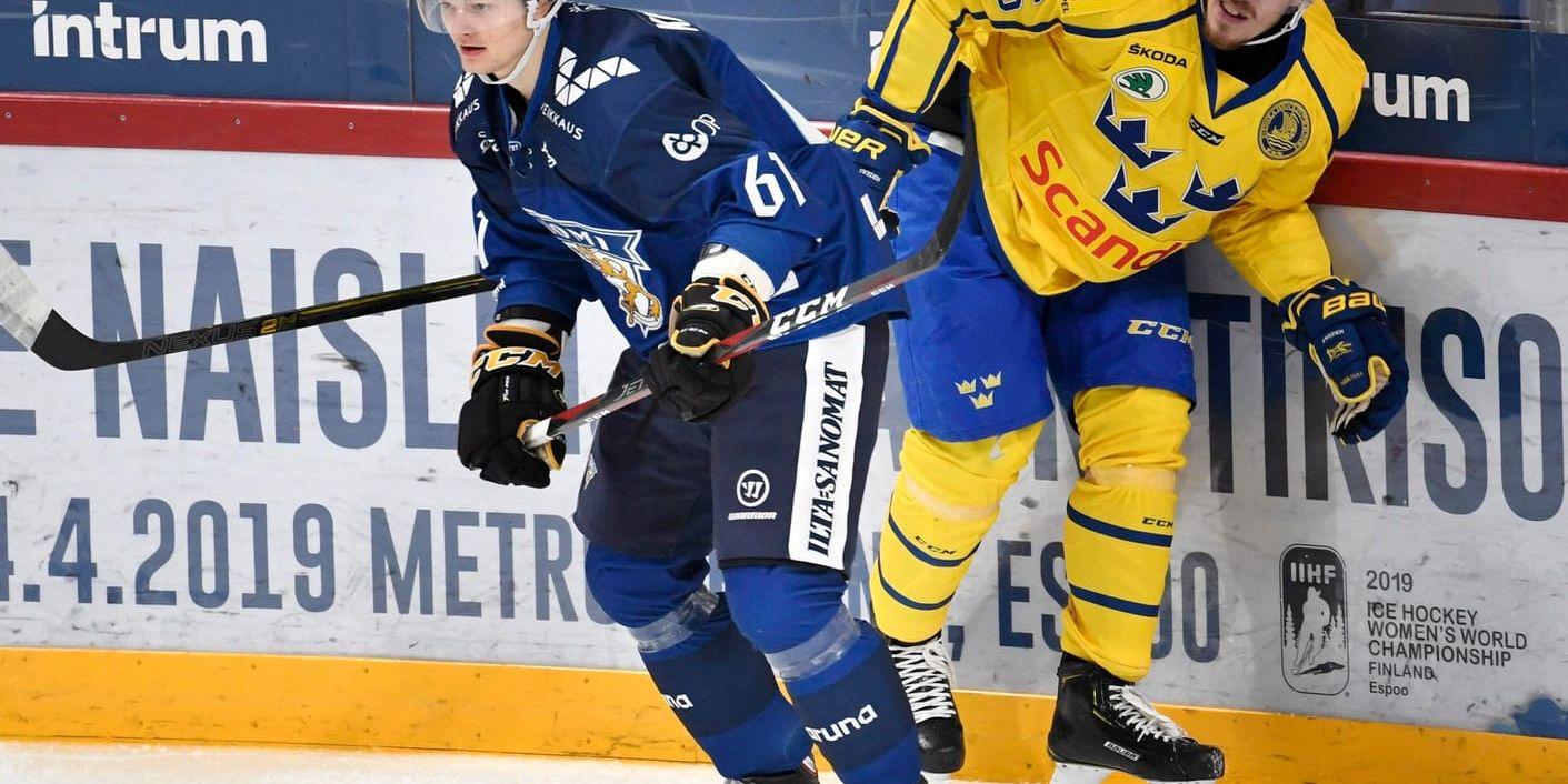 Tre Kronors Emil Larsson under matchen mot Finland.