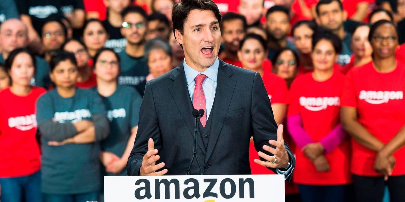 Justin Trudeau håller tal på en av Amazons anläggningar i Ontario häromdagen.