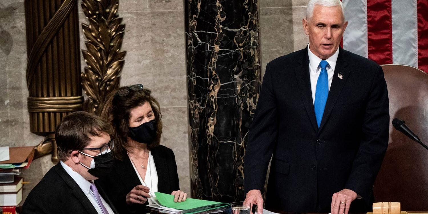 Vice president Mike Pence fördömde våldet. En mycket mörk dag i Kapitoliums historia, betonade han.
