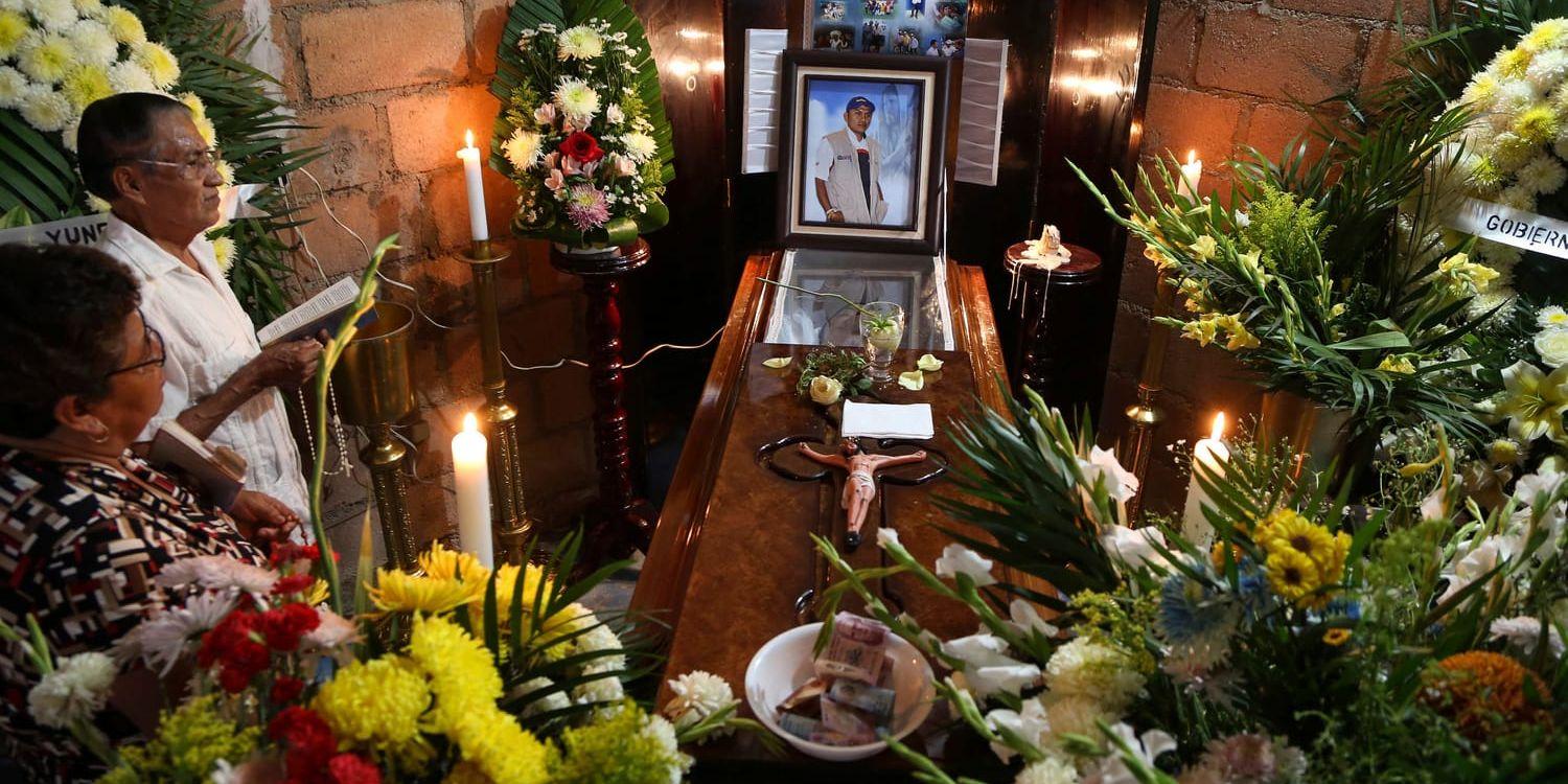 Ännu ett journalistmord har skett i delstaten Veracruz i Mexiko. På bilden begravs journalisten Gumaro Perez som sköts på sin sons julfest i december i fjol. Arkivbild.