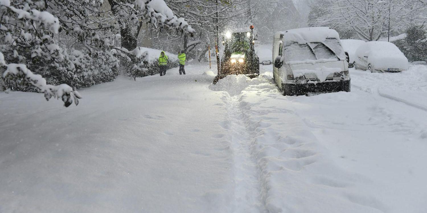 De senaste dagarnas kraftiga snönedfall har medfört stora störningar i trafiken med flera olyckor som resultat.