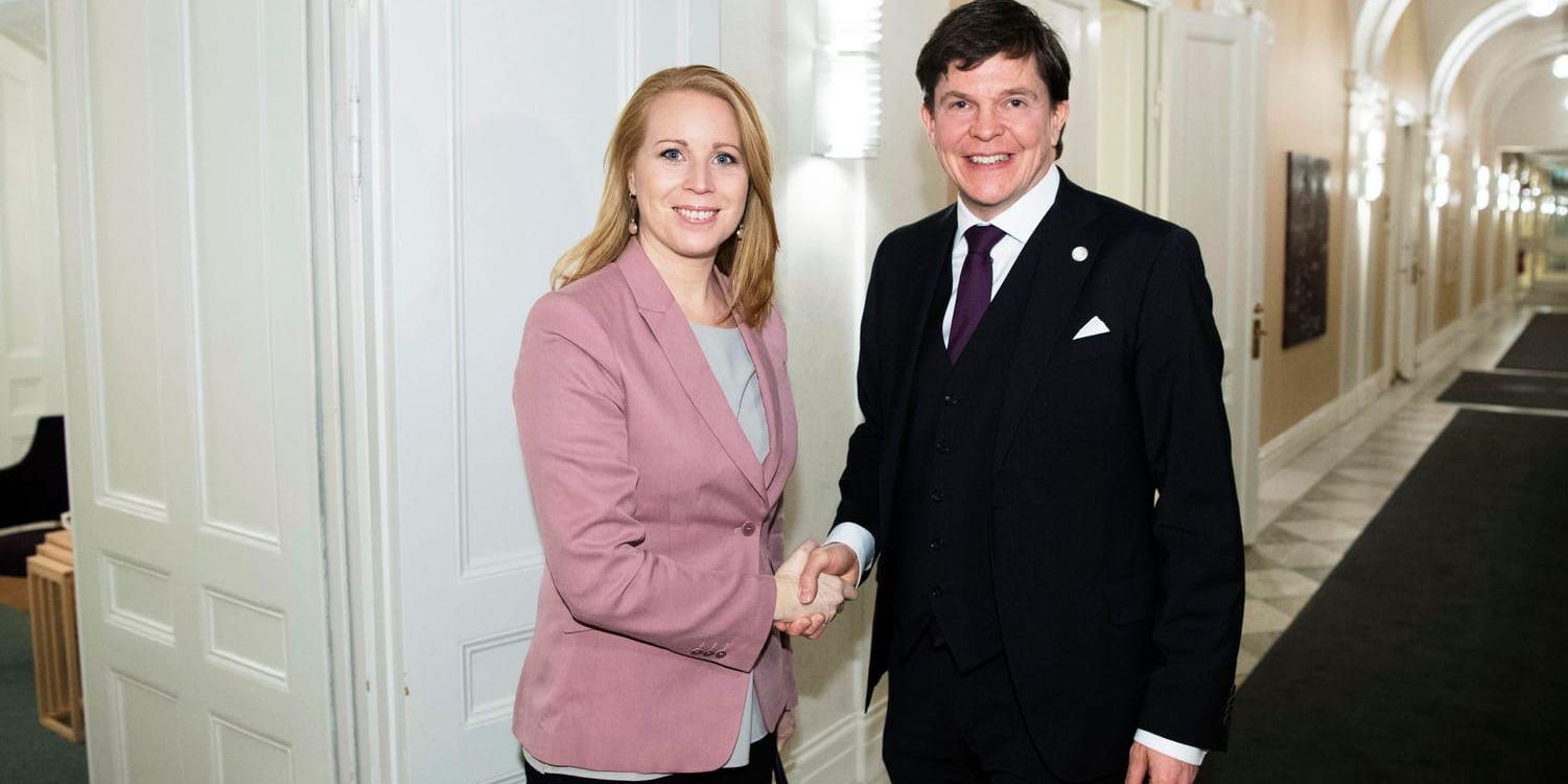 Centerpartiets partiledare Annie Lööf (C) i talmanskorridoren tillsammans med talman Andreas Norlén.