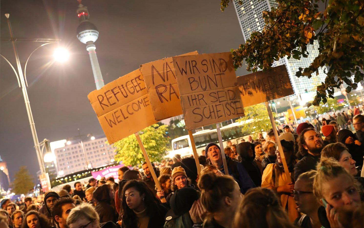 I Berlin samlades hundratals utanför partiets valvaka. Bild: TT