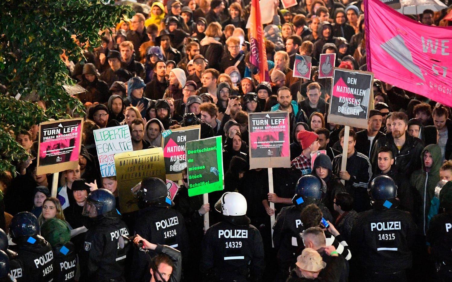 Demonstranterna ropade slagord som "nazistiska grisar" utanför partiets valvaka i Berlin. Bild: TT