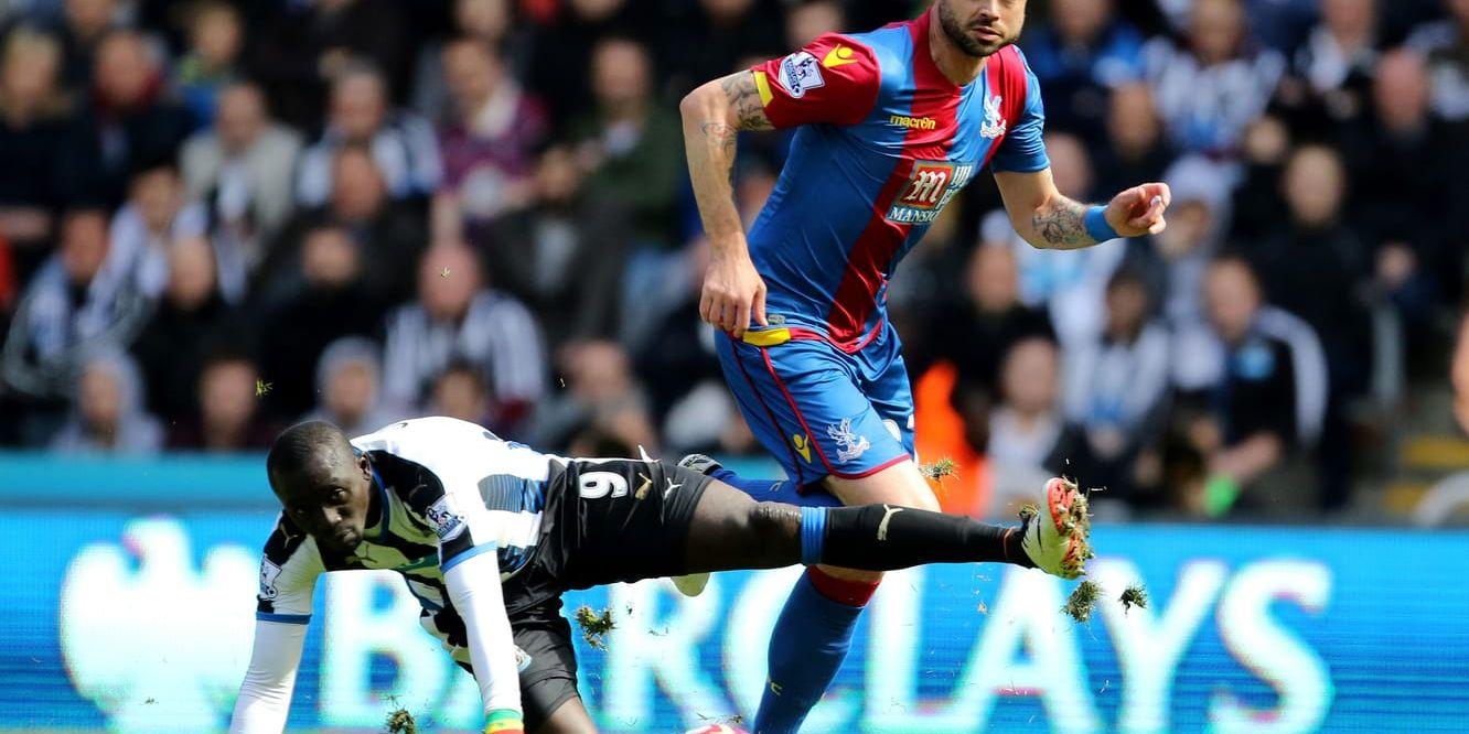 Newcastles Papiss Cissé och Damien Delaney, Crystal Palace, i kamp om bollen.