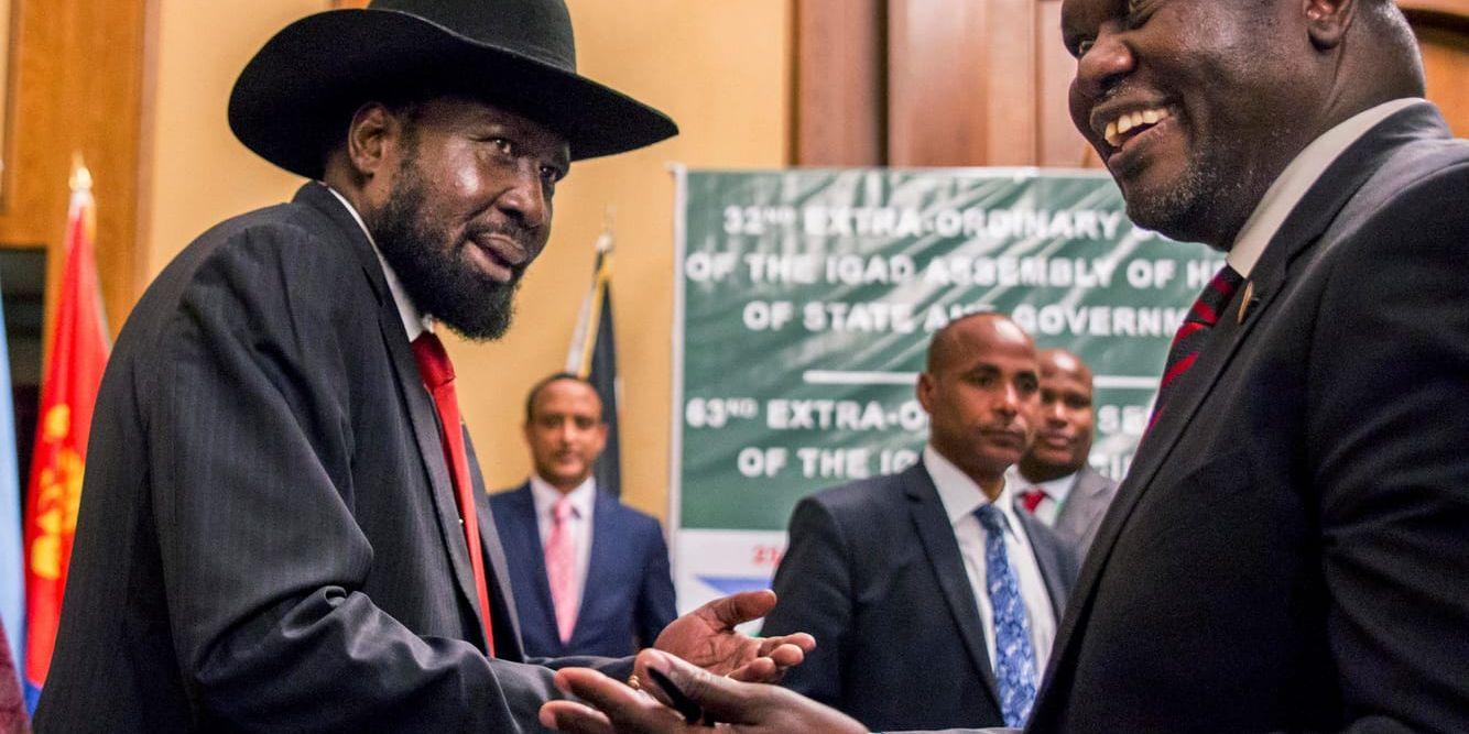 Sydsudans president Salva Kiir och rebelledaren Riek Machar under ett möte i Etiopien i juni. Arkivbild.