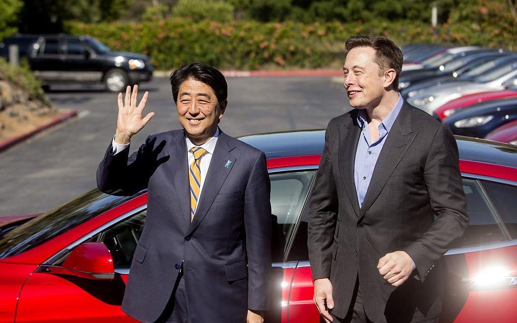 Elon Musk med Japans premiärminister Shinzo Abe.