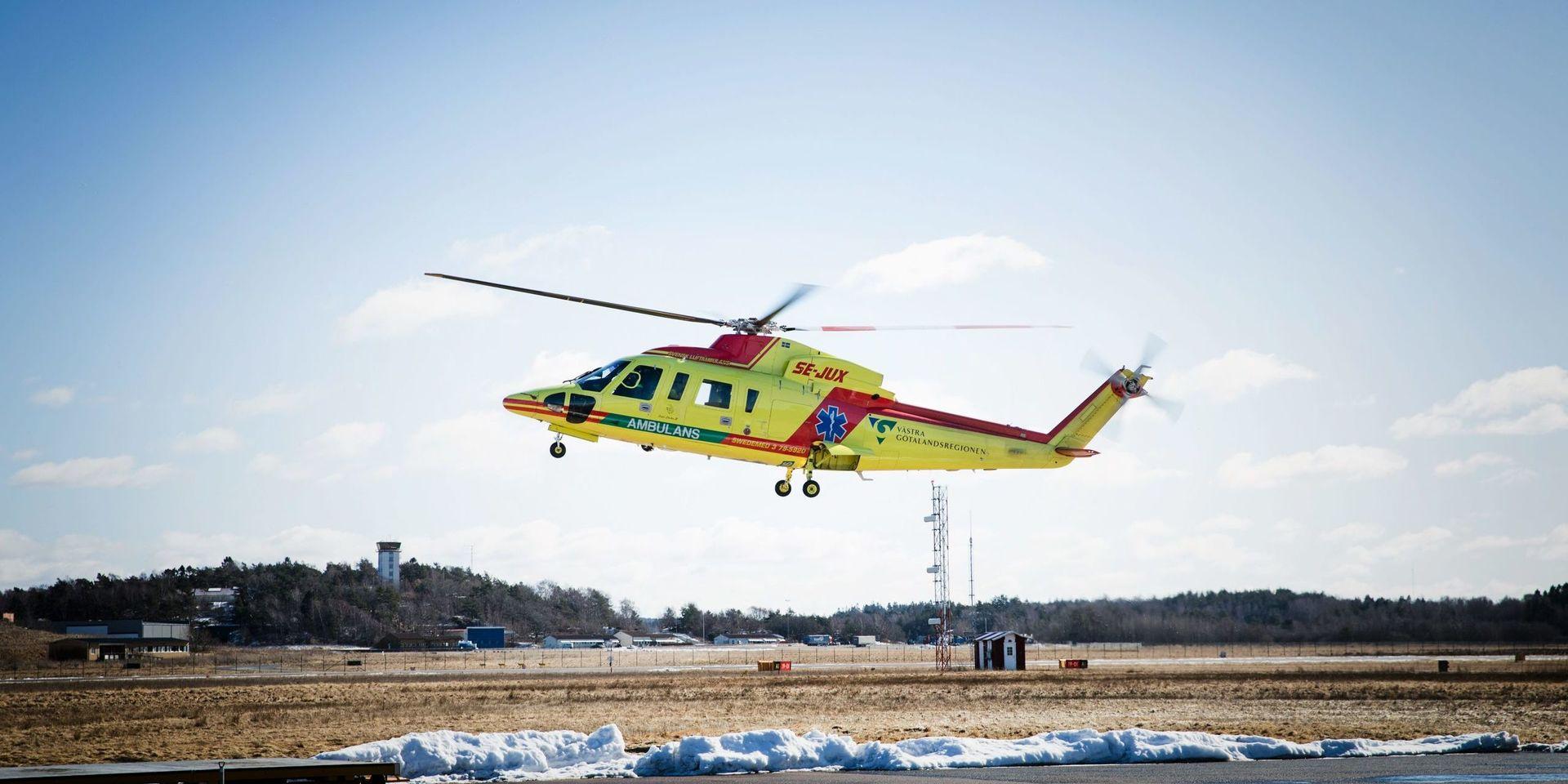 Västra Götalandsregionen har bara en ambulanshelikopter. Trots att det tidigare sagts att det ska vara sjuksköterskor som koordinerar den gör även undersköterskor det.