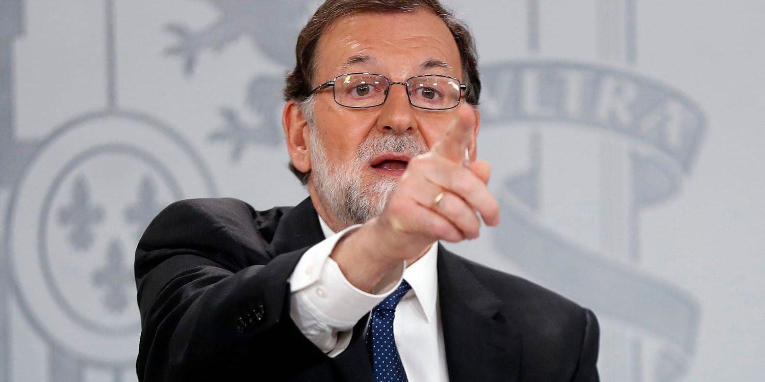 Spaniens premiärminister Mariano Rajoy pekar mot en journalist under en presskonferens i premiärministerresidenset, Moncloa-palatset i Madrid.