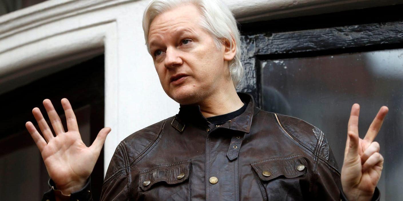 Wikileaksgrundaren Julian Assange på balkongen till Ecuadors ambassad i London. Arkivbild.