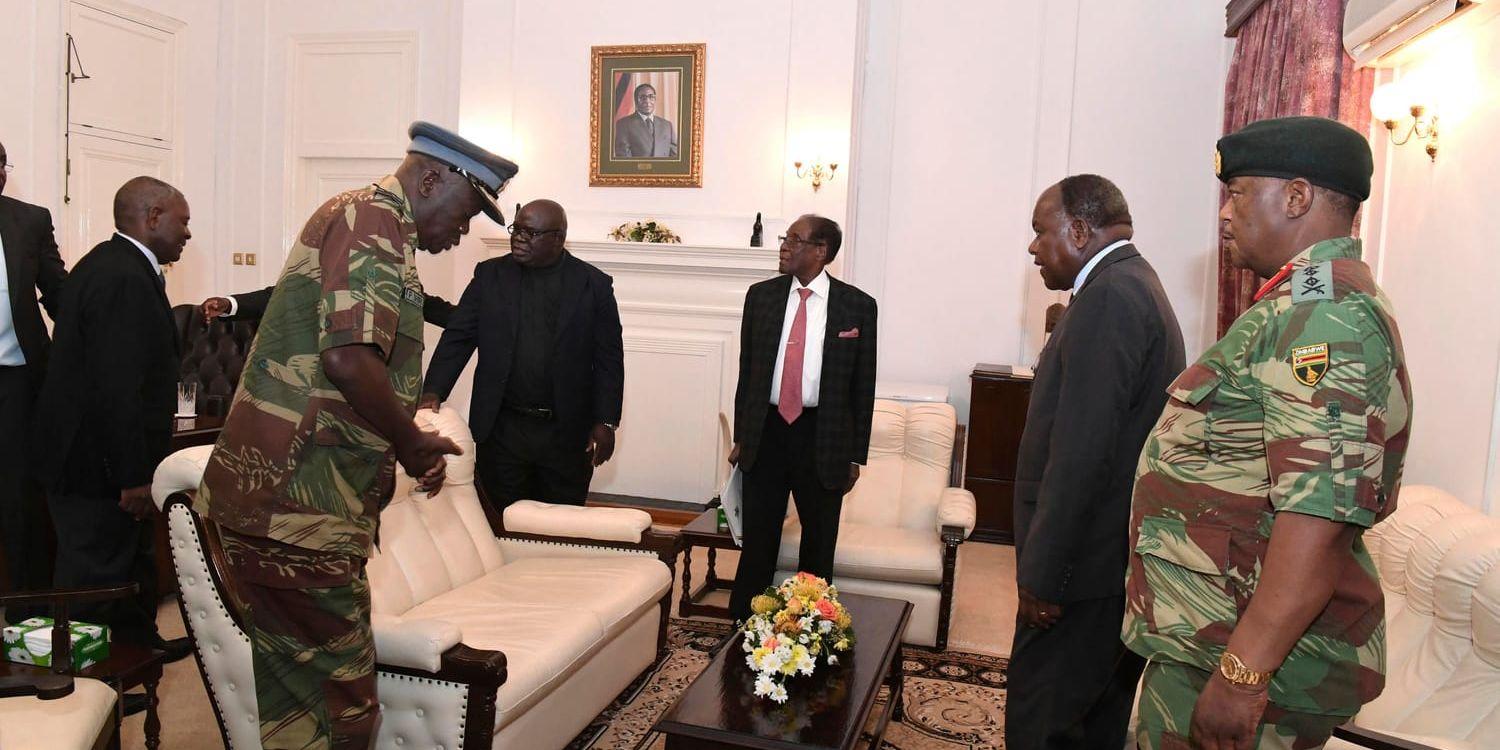 Zimbabwes president Robert Mugabe träffar militärcheferna i Harare efter att han sparkat som partiledare och ersatts av den före detta vice president Emmerson Mnangagwa.