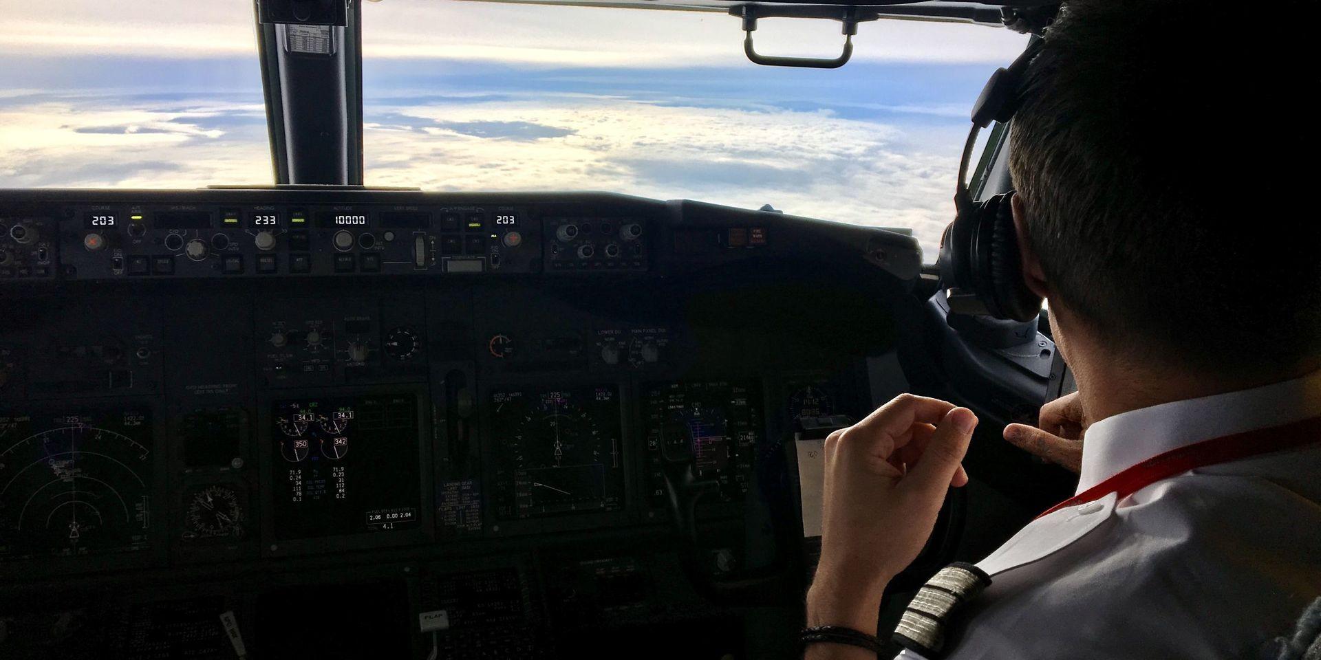 Innan planet har kommit upp på över 10 000 meters höjd är det &quot;inget skitsnack&quot; som gäller i cockpit. 