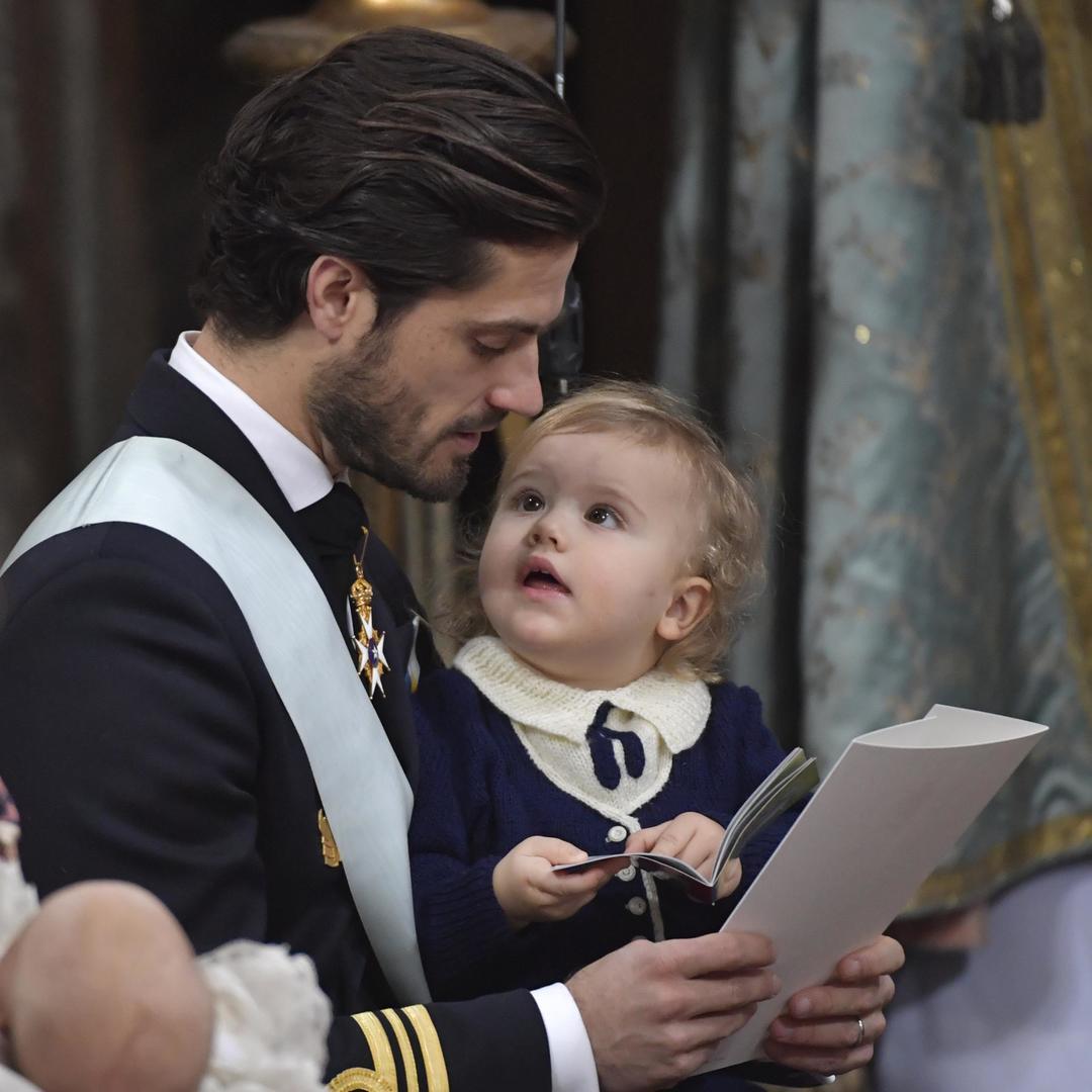 Vad gör du pappa? Ser prins Alexander ut att vilja säga till pappa prins Carl Philip vid prins Gabriels dop.