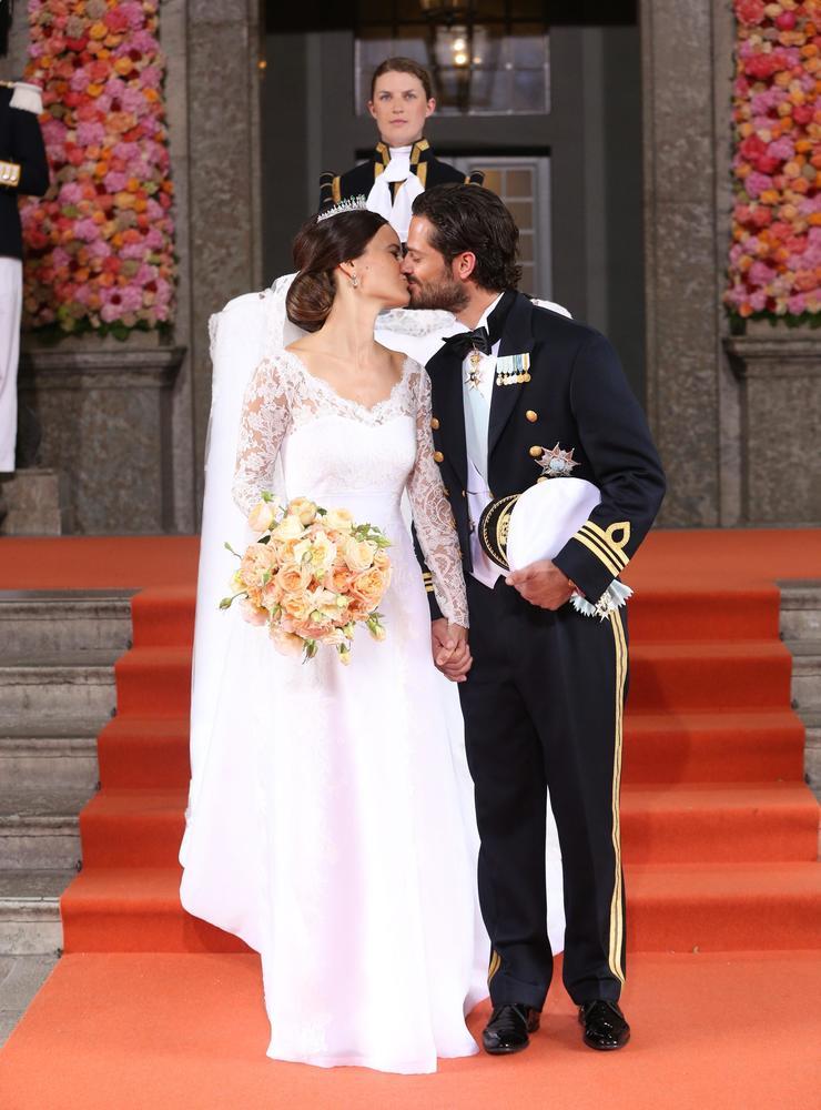Prinsessan Sofia och prins Carl Philip kysser varandra efter vigseln i Slottskyrkan i Stockholm 2015.