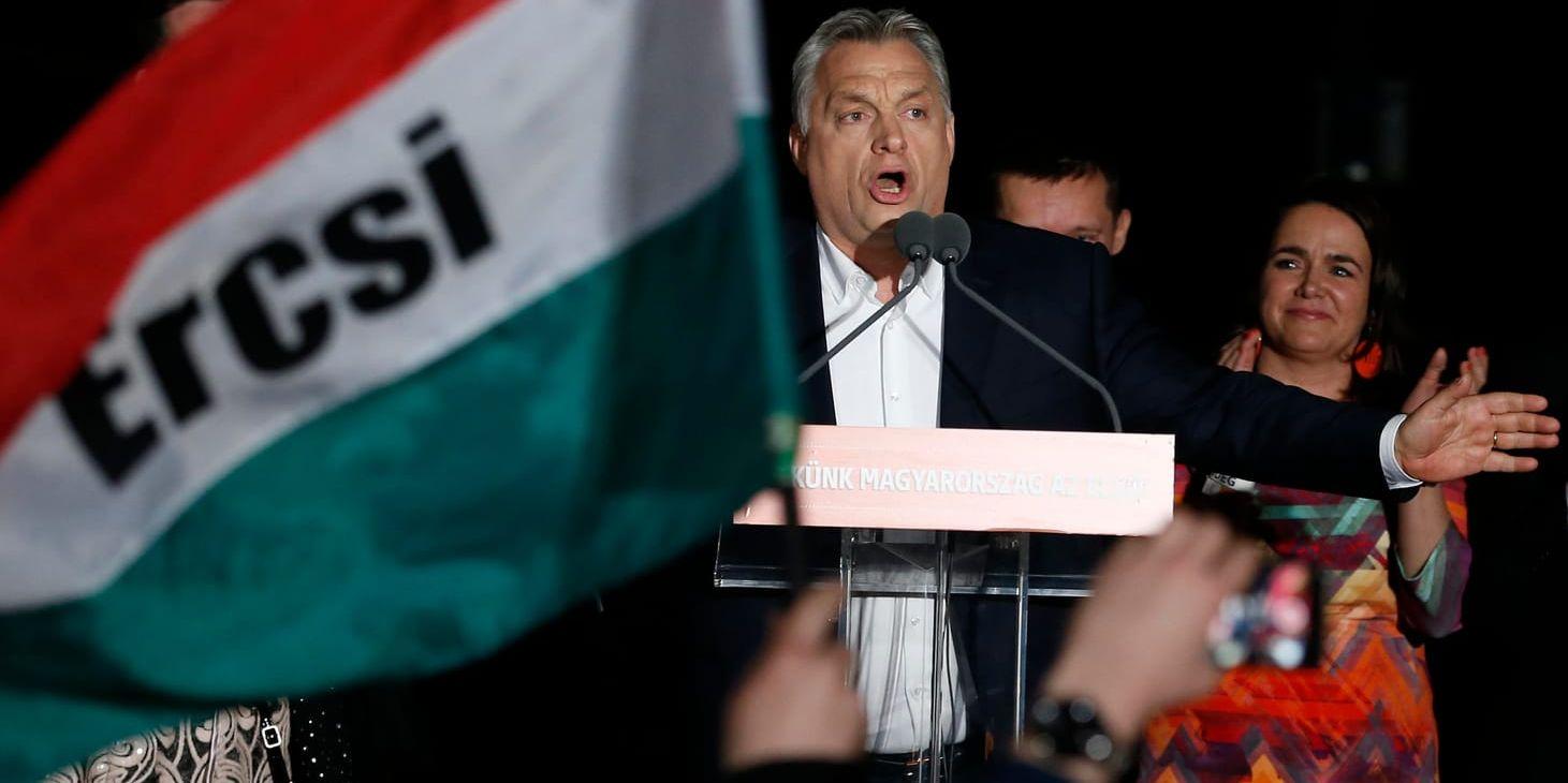 Ungerns premiärminister Viktor Orbán inför sina anhängare på söndagskvällen.