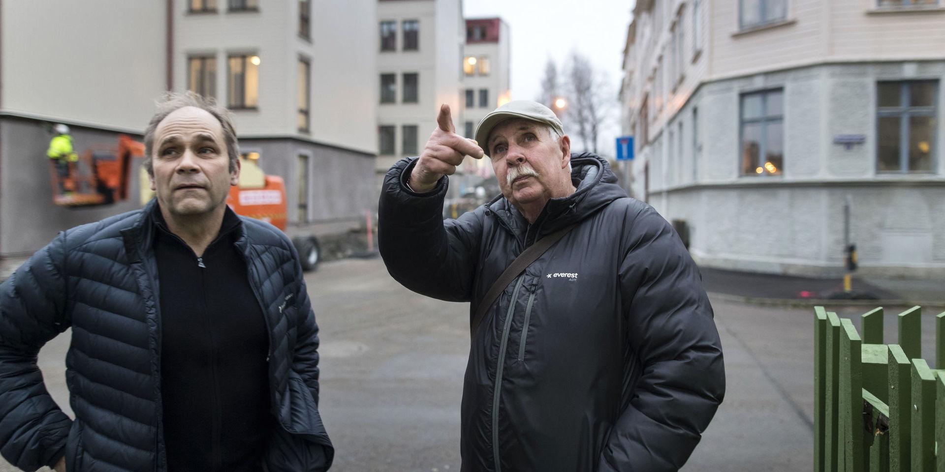 Ove Andersson (till höger) var en av de närboende som överklagade studentbostadsprojektet på Plejadgatan – men arkitekten Jan Larsson från White och byggherren får nu positiva omdömen när det står färdigt. 