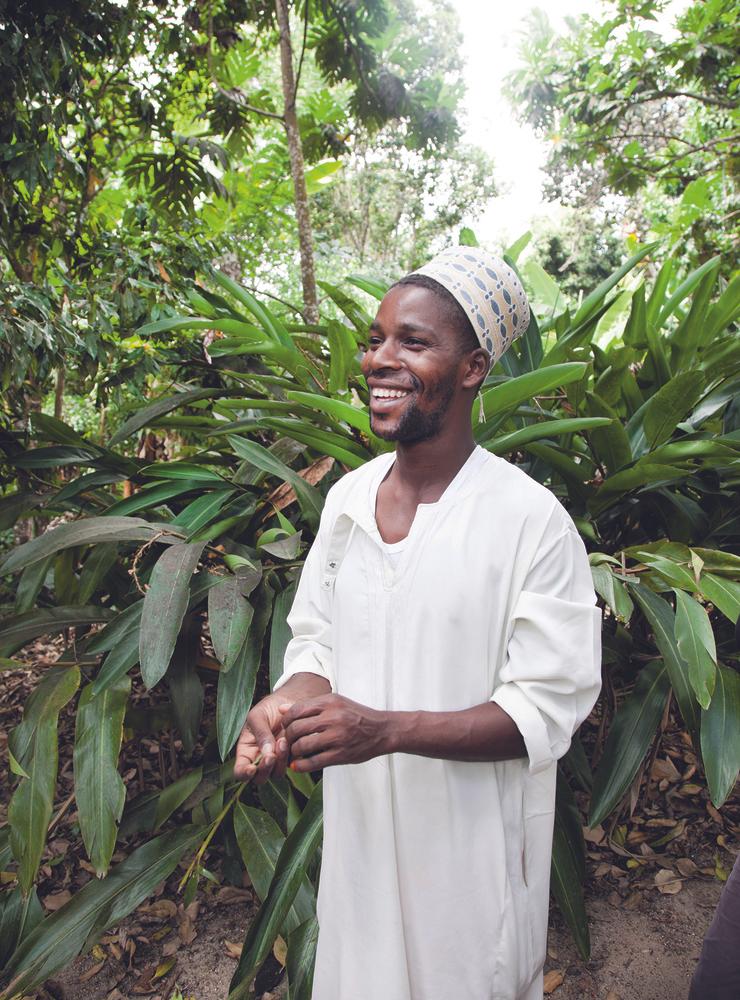 TRÄDGÅRDSMÄSTARE. Mkubwa Shaib Said visar runt bland kanel, mimosa och kryddnejlika.