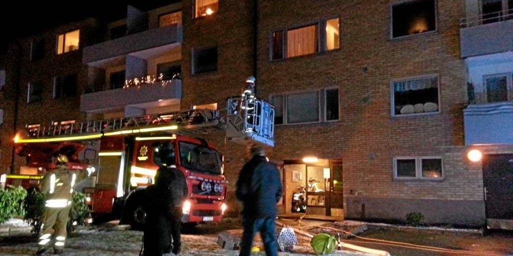 Räddningstjänsten på plats på Lufttrycksgatan där det brann i en lägenhet på tredje våningen.