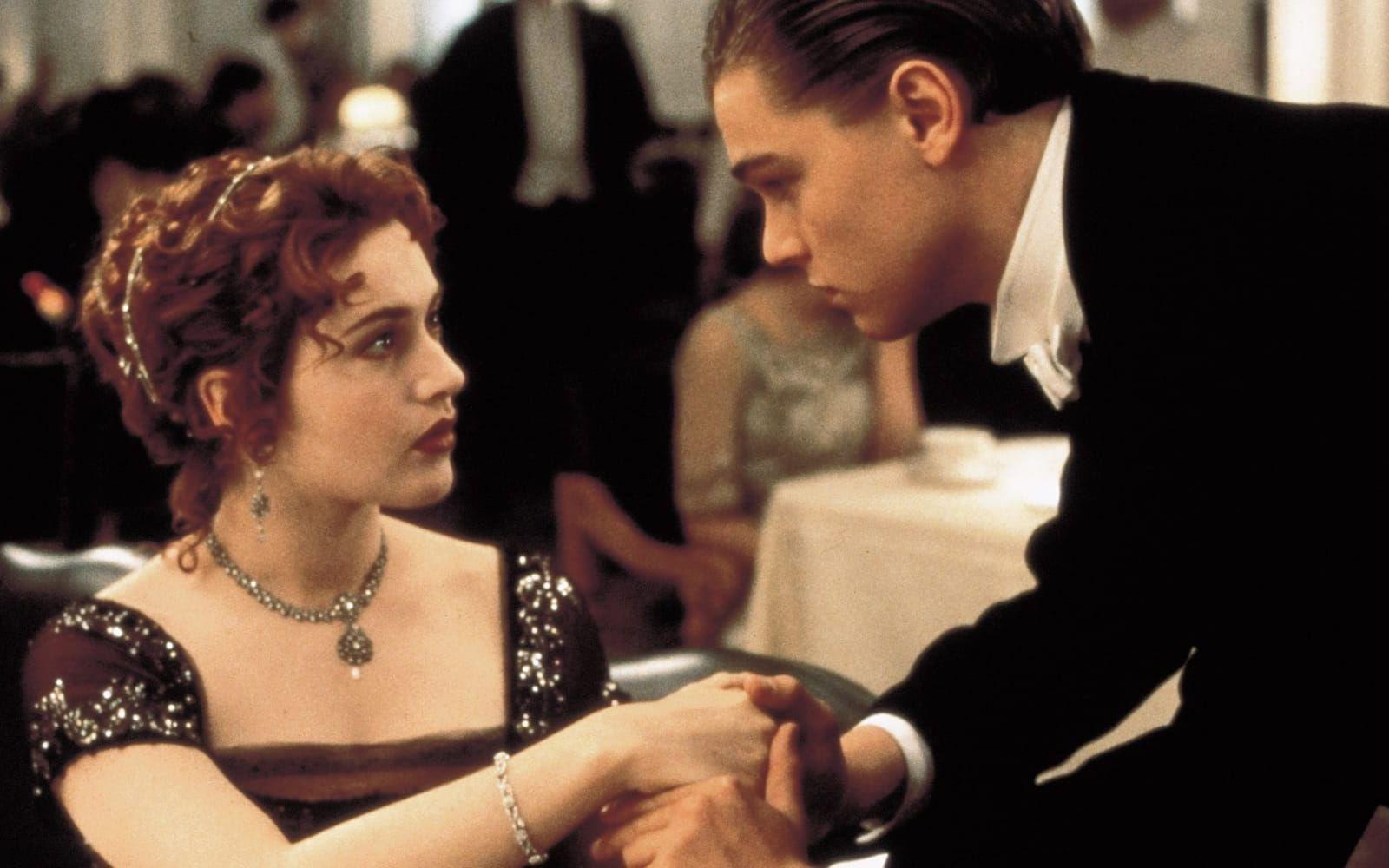”I’ll never let go, Jack. I’ll never let go.” - Rose (Kate Winslet) till Jack (Leonardo DiCaprio) i ”Titanic” 1997. Roses svar till Jack är lika ikoniskt som Jacks kärleksförklaring. Foto: Stella Pictures