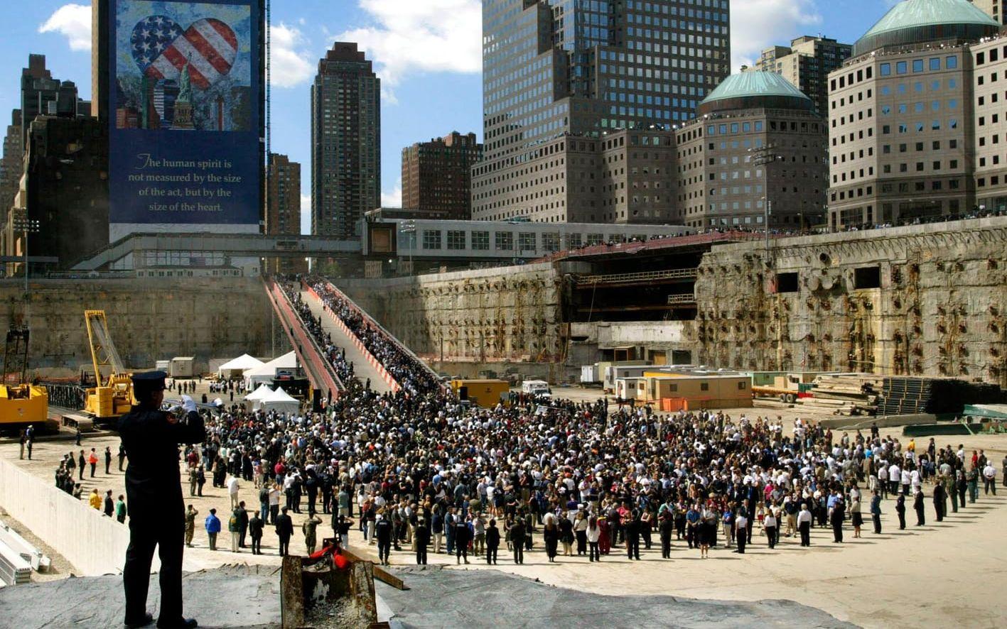 Exakt ett år efter attacken, den 11 september 2002, samlades tusentals personer för en officiell minnesstund vid Ground Zero. Räddnings– och återhämtningsarbetet på platsen tog flera månader och var klar först i maj samma år, men det var vid den tidpunkten ännu inte bestämt hur det färdiga minnesmonumentet skulle se ut. Foto: TT