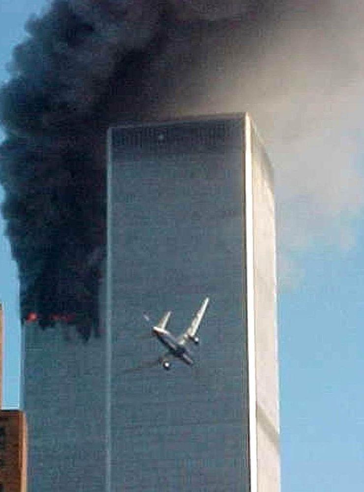 Klockan 09.03 flyger United Airlines Flight 175 in mellan våningarna 75-85 i det södra tornet. Alla 65 ombord, varav fem var kapare, och över 600 personer i tornet omkom. Foto: TT