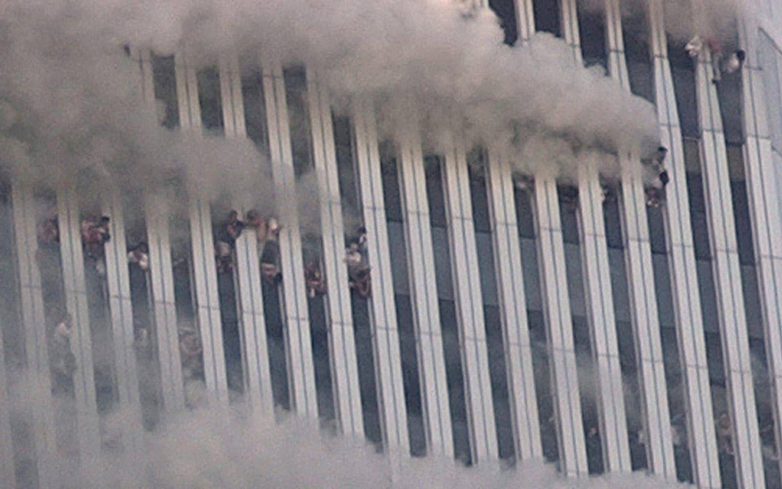 De som befinner sig i tornen hindras från att ta sig ner och ut ur byggnaderna på grund av rök. De flockas i fönstret för att få luft. Foto: TT