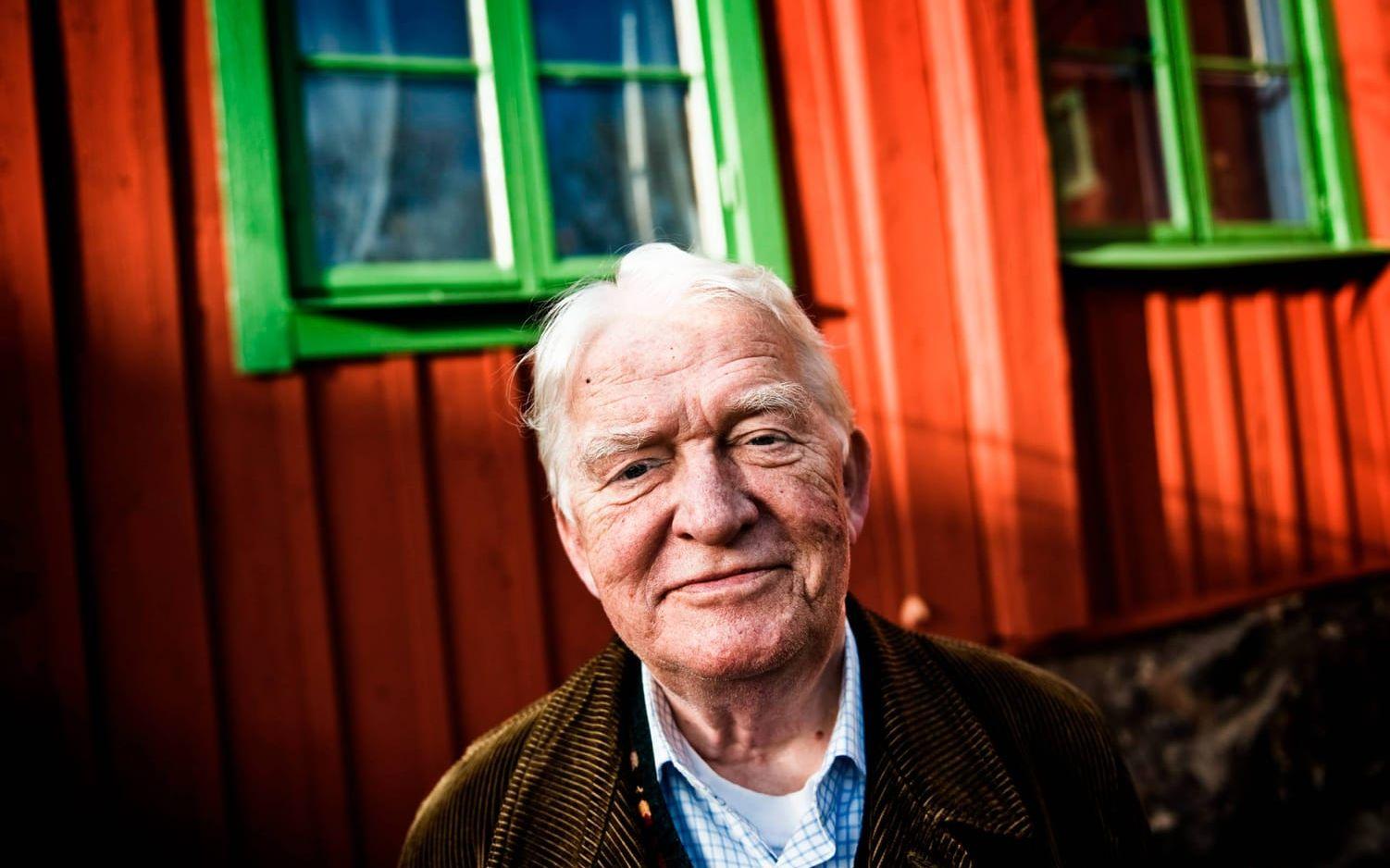 Hans Alfredson utanför skrivstugan på Södermalm i Stockholm 2008 i samband med att hans klassiska Lindemansketcher skulle ges ut i samlingsboxen "Lindemans låda".