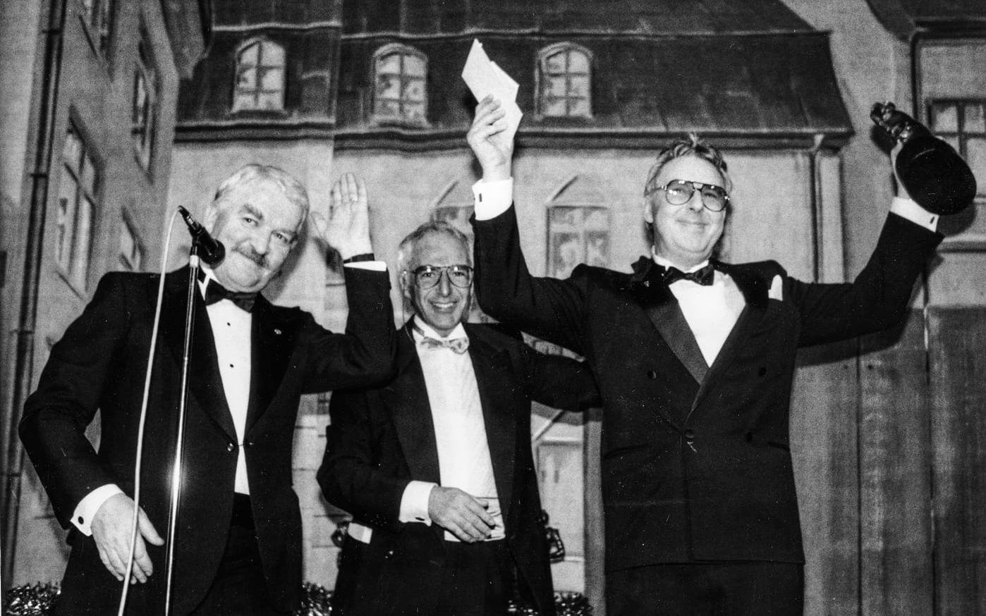 Hans Alfredson tillsammans med Leif Silbersky och Lars Amble efter att den sista mottagit privatteaterpriset Guldmasken för pjäsen "Omaka par" 1988. Bild: TT