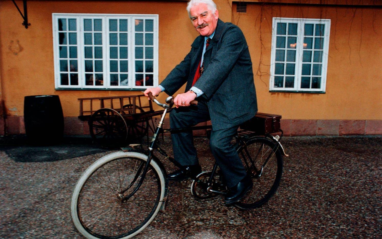 Hans Alfredson på förre finansminister Gunnar Strängs cykel i Stockholm i april 1993. Bild: TT