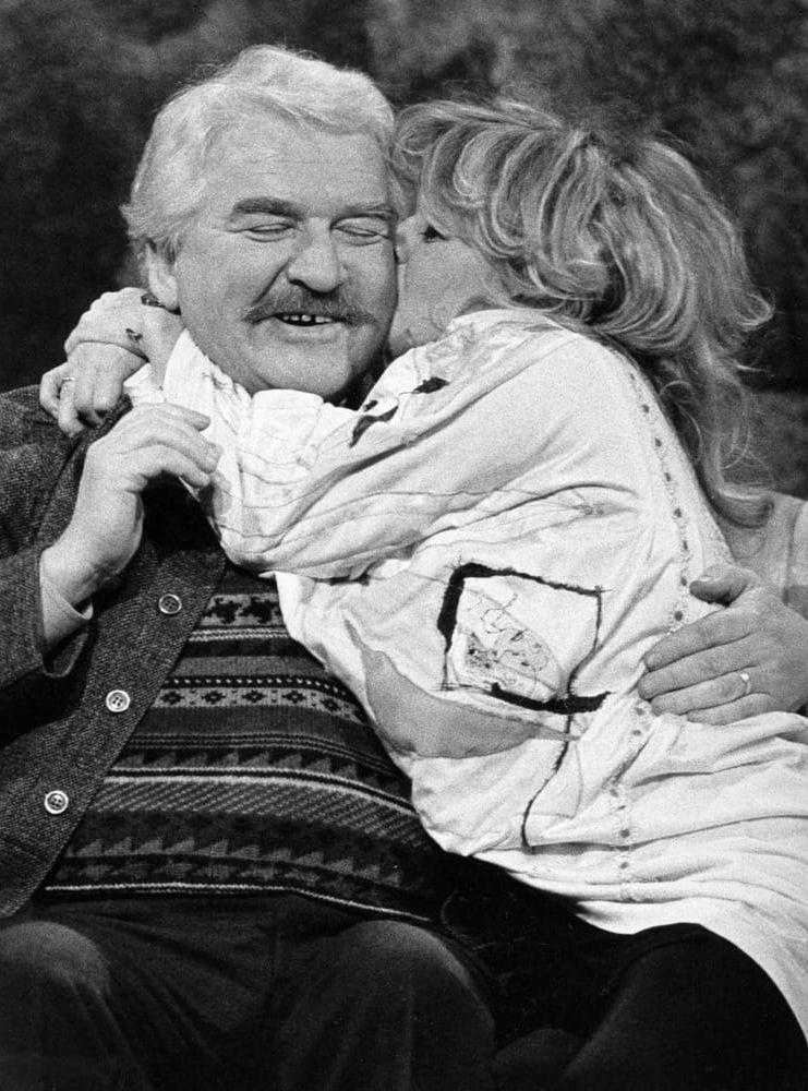 Hans Alfredson får en puss av skådespelarkollegan Lena Nyman under inspelningen av TV-programmet "Här är ditt liv" i februari 1987. Bild: TT