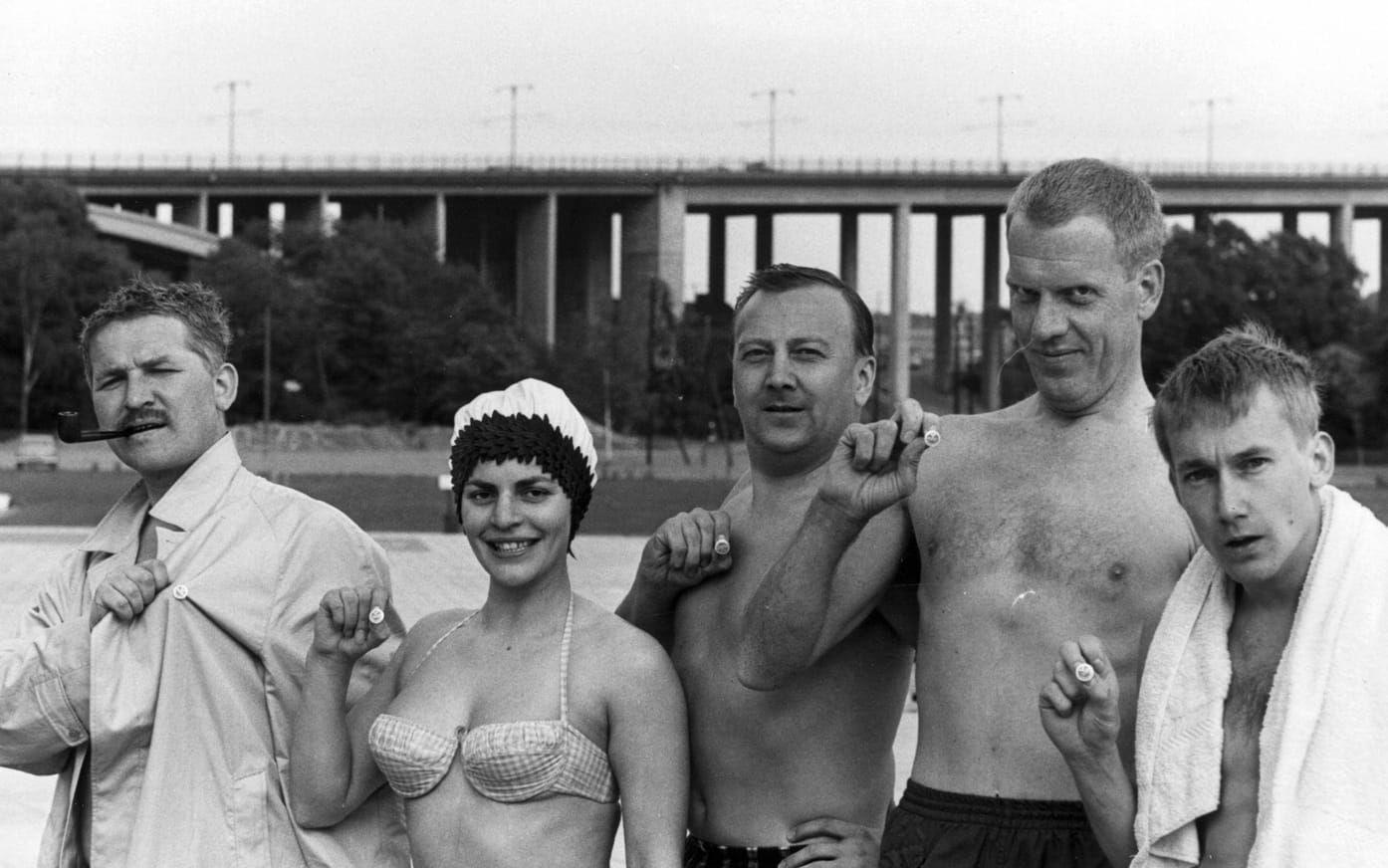 Hans Alfredson tillsammans med skådespelarna Lizzie Alandh, Mille Schmidt, Tage Danielsson och Gösta Ekman när de hade avlagt prov för simborgarmärket 1966. Bild: TT