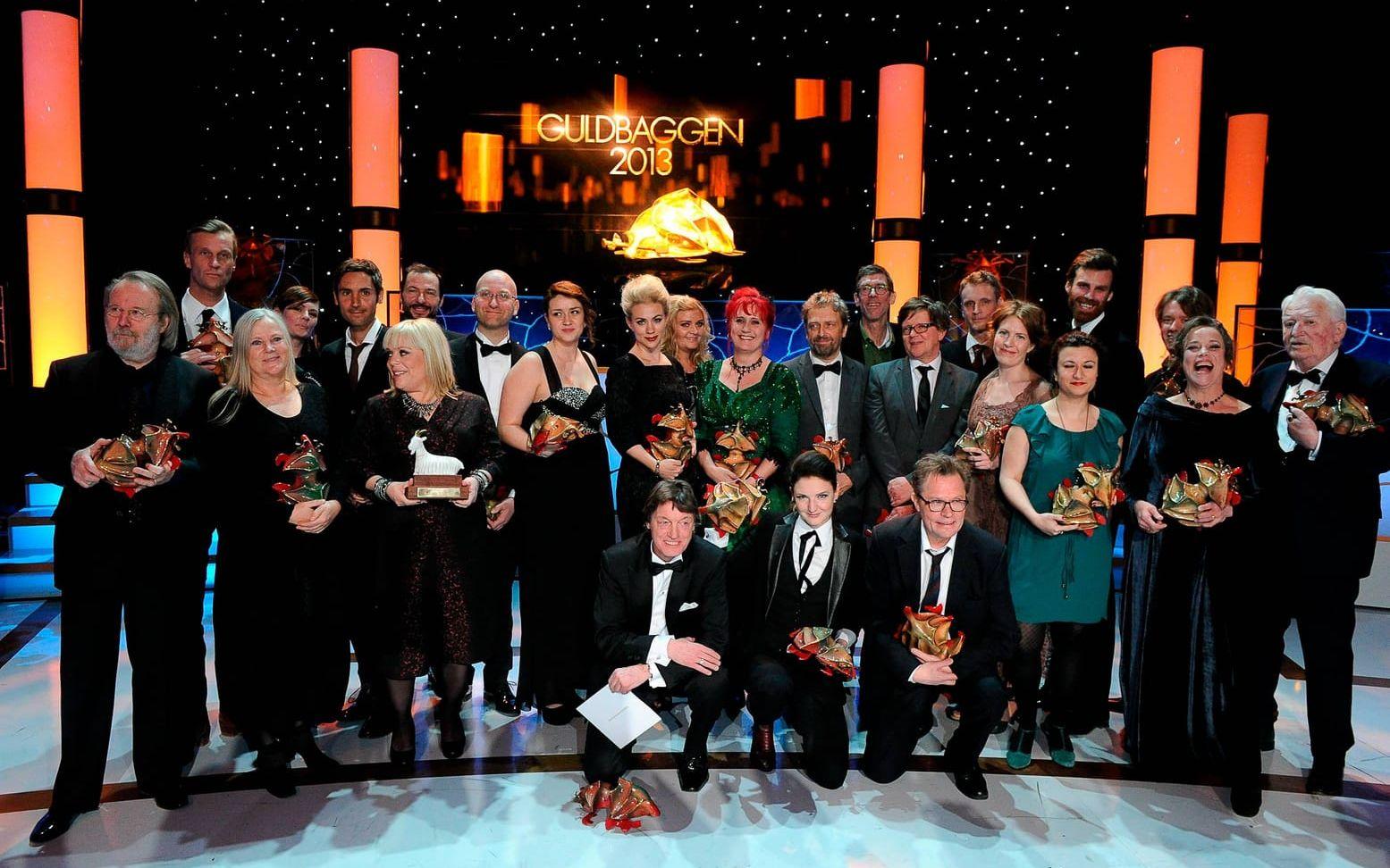Hans Alfredson längst till höger tillsammans med övriga vinnare av 2012 års Guldbaggar på Circus i Stockholm. Bild: TT