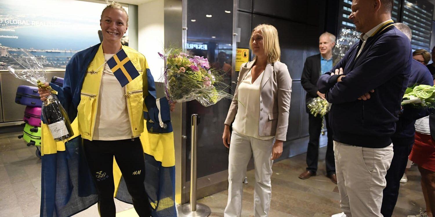OS-guldmedaljören Sarah Sjöström kom i dag hem till Arlanda med sina tre OS-medaljer.