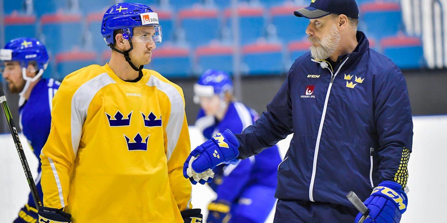 Mikael Backlund, här i samtal med Tre Kronors förbundskapten Rikard Grönborg, drömmer om VM-guld.