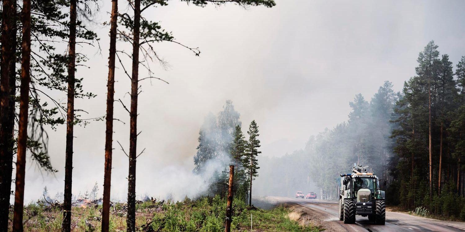 Trafikverket har fått i uppdrag att ta reda på hur stor skada branden hade på landets infrastruktur. Bild från branden i Färila.
