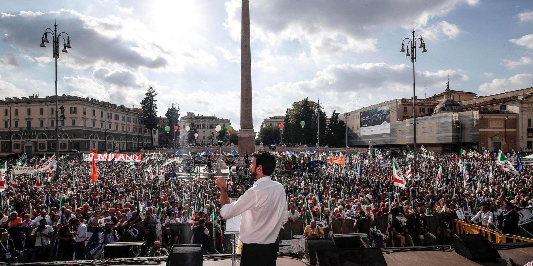 Tusentals människor samlades i slutet av september för att protestera mot budgeten. Maurizio Martina, det socialliberala italienska Demokratiska partiets tillförordnade partiledare, talade. Arkivbild.