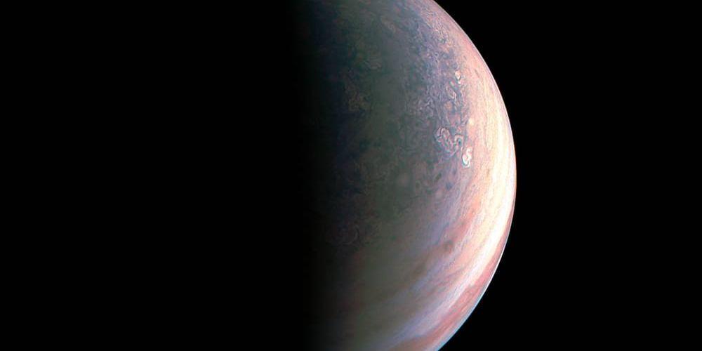 Den här bilden är tagen med rymdsonden Juno på 195 000 kilometers håll från Jupiter. Den visar Jupiters norra polarregion.
